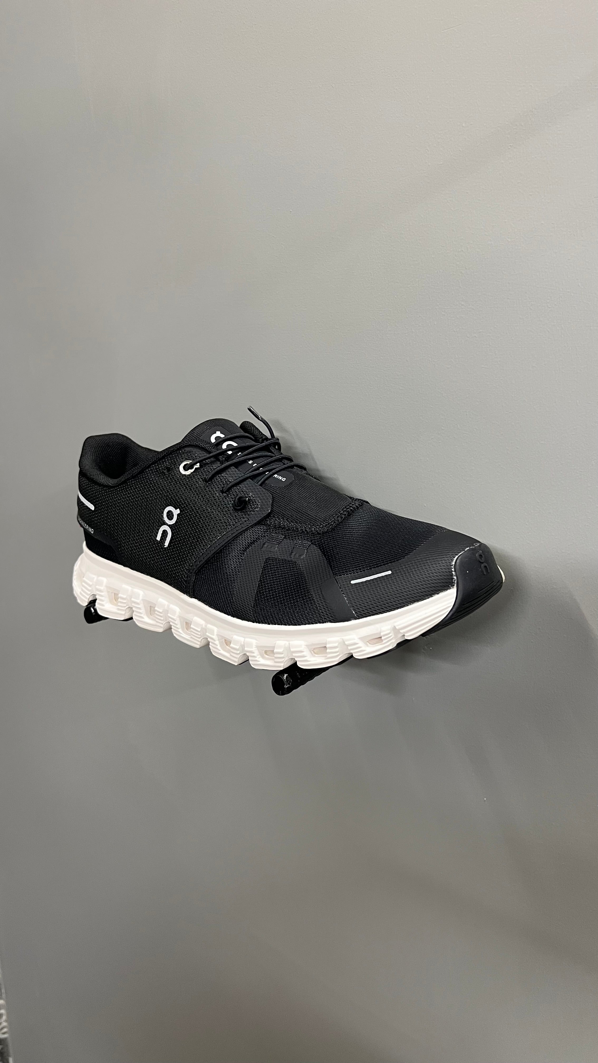 On Cloud 6 — Black/White